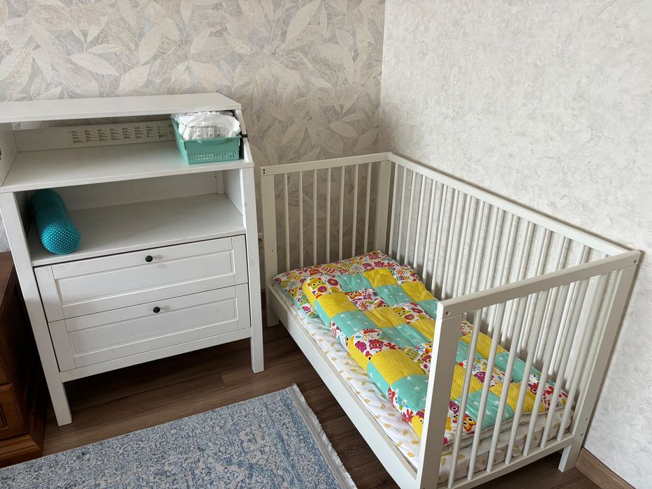 Кроватка и пеленальный комод