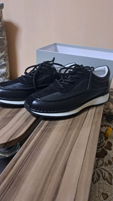 Женские кроссовки