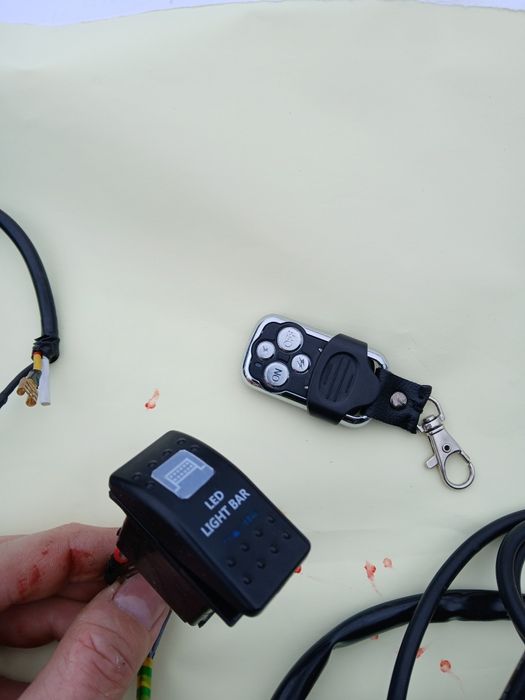 Proiectoare cu: cablaj, telecomanda si huse.