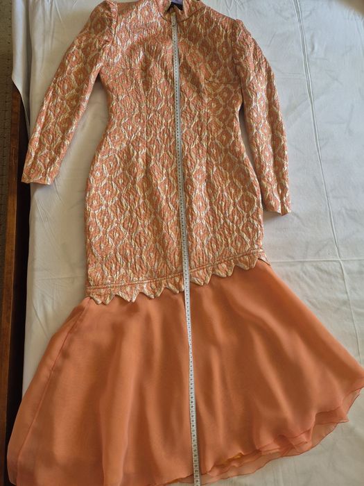 Rochie din brocart cu volan de voal