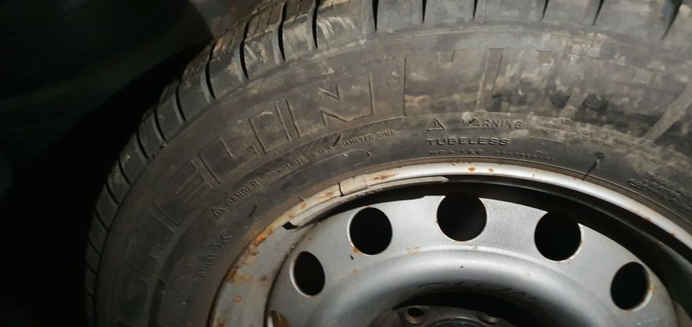 Гуми 4бр 215/70/15 с - 1бр - 85лв