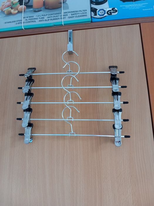 Umerase cu clips pentru pantaloni