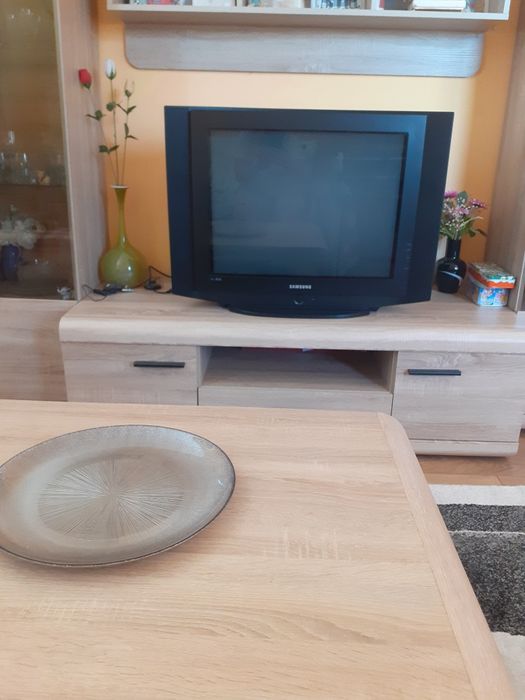 Продавам ТV Samsung-28и .Робоги отлично няма никакви забележки