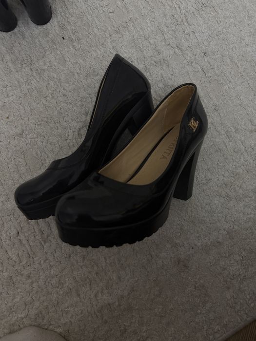 Две пары туфель черные