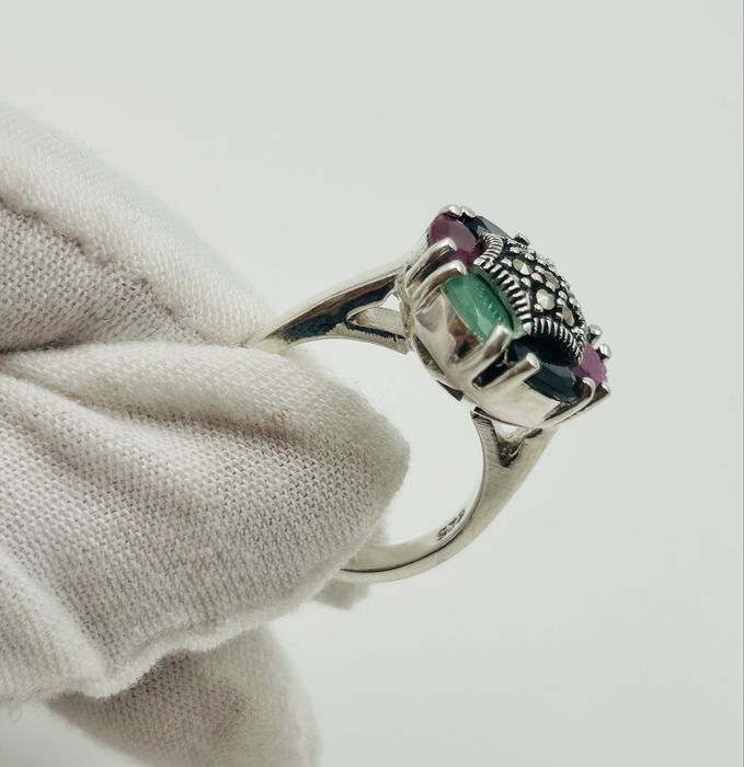 сребърен пръстен, инкрустиран рубини, изумруди и гранати