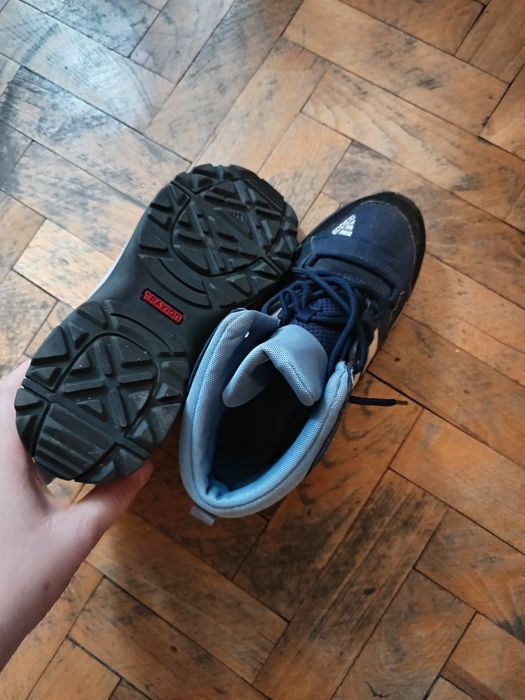 Продавам обувки ADIDAS