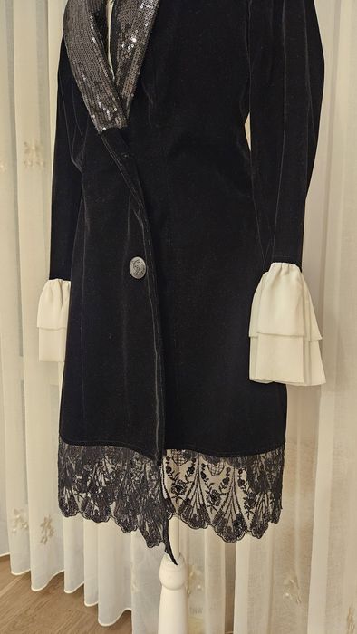 Rochie neagra de catifea, tip sarafan, cu dantela, mansete voal alb