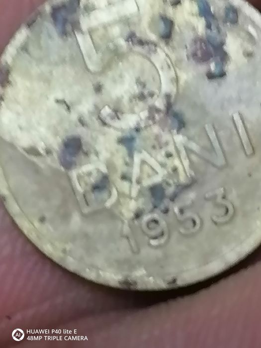 Monede euro și un bănuț de 5 românesc