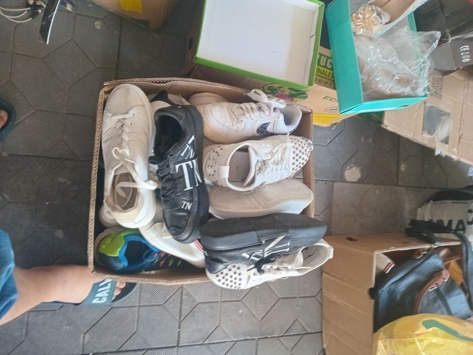 Se vinde o gama larga rga de papuci