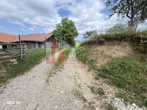 Teren intravilan 3.000 mp cu casă tradițională – Bran, sat Poarta