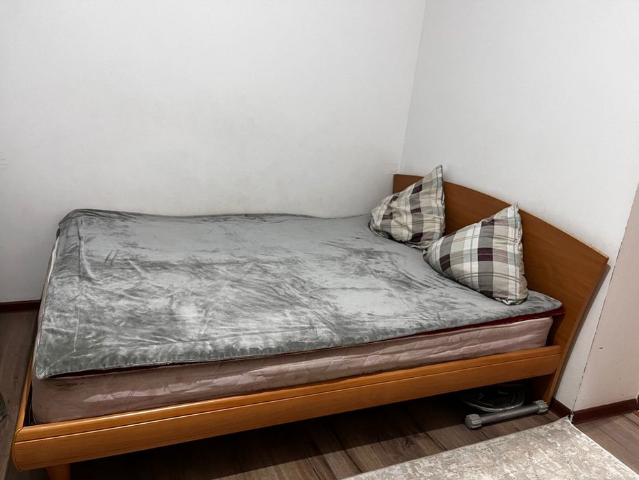 Продаю шкаф и кровать б/у.