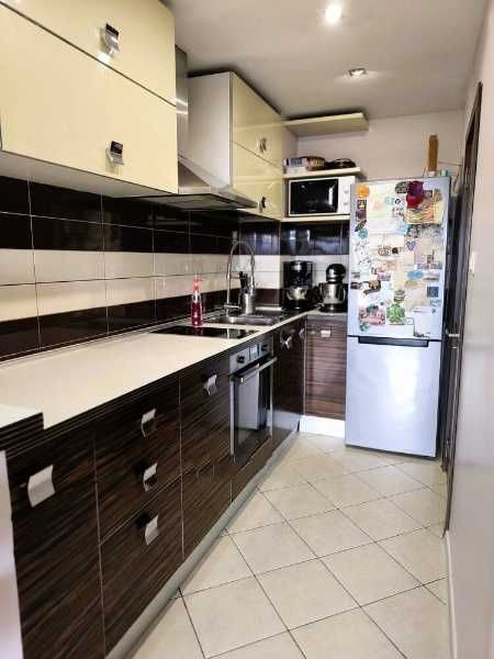 Продава се тристаен апартамент в кв. Лазур, Бургас - снимка 3
