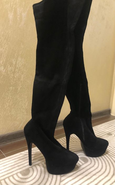 Велурени ботуши с висок ток