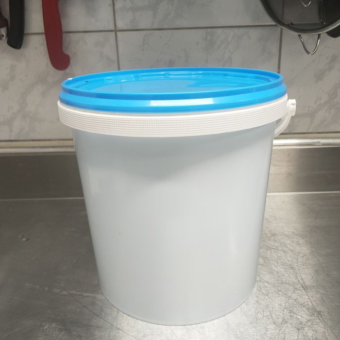 Vând găleată albă capacitatea 10 litri avem peste 100 de bucăți