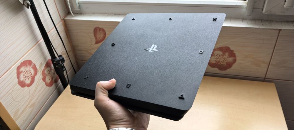 Consola PS4 Slim 1TB (Modabil) + 2 Controllere - Functional 10/10