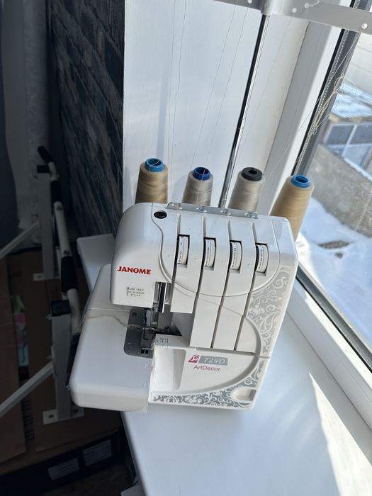 Швейная машина оверлок