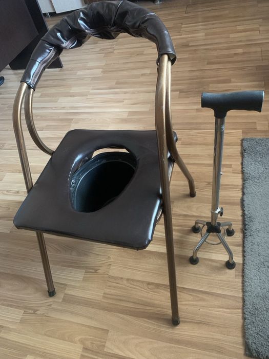 Стул-унитаз и палка для инвалидов