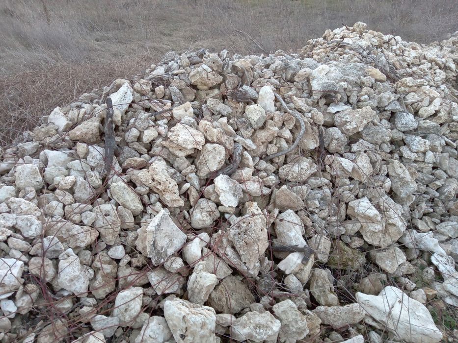 Дялан и  недялан камък, различни размери и форма