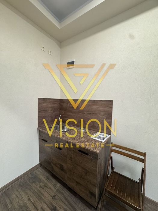 Търговско помещение на ключова локация, самостоятелен вход, удобен до