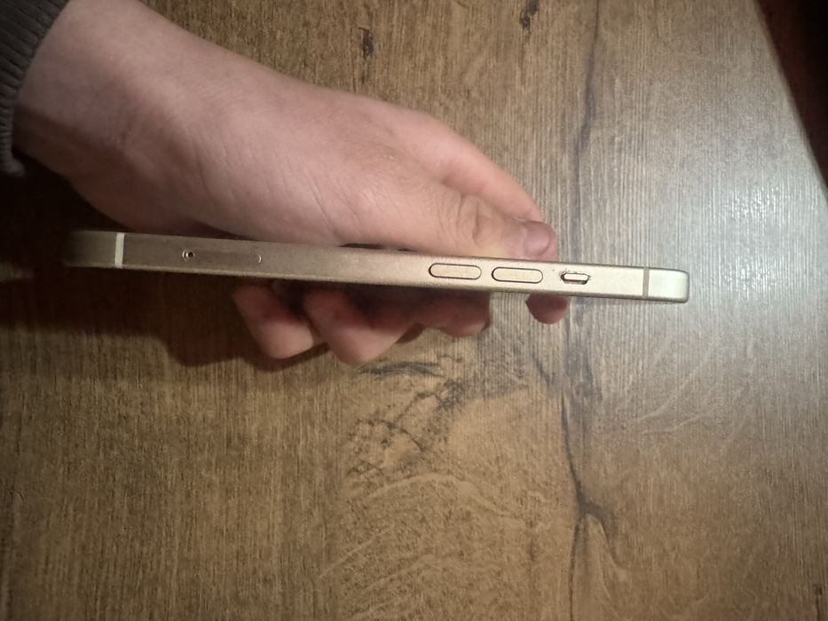 Продавам Iphone 15 128gb