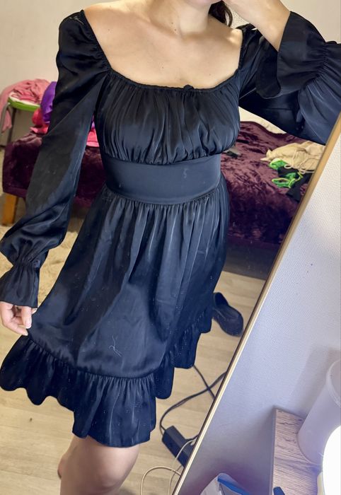 Дешево стильное атласное платье средней плотности