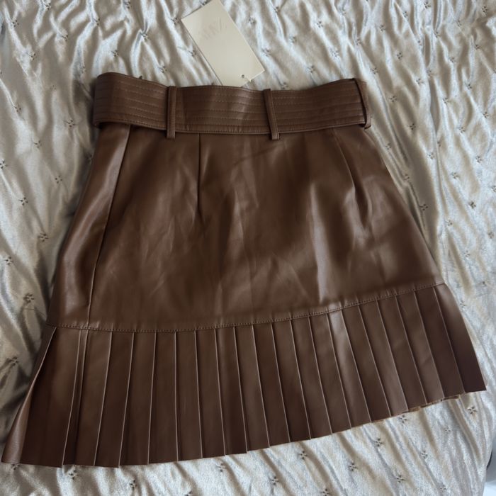 Къса кожена пола в кафяво ZARA плисе с колан