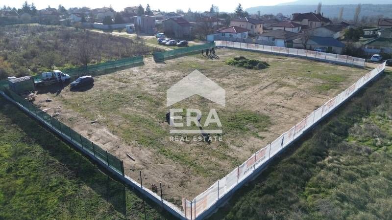 Двуетажна новострояща се къща за продажба, с двор и две паркоместа, в