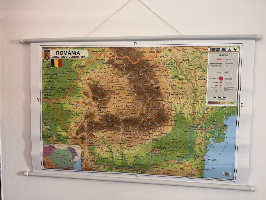 Harta României fizica geografica pe o parte  Pe cealaltă parte Harta României Administrativa . Dimensiuni 100 cm x 65 cm.