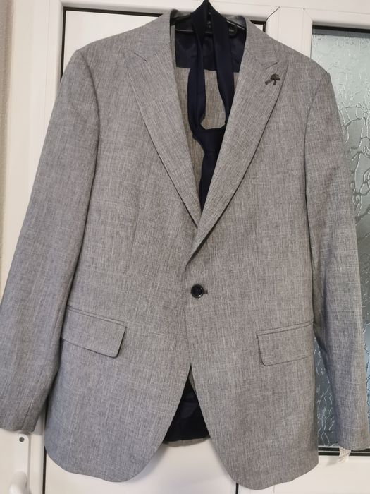 Vând costum bărbătesc nou
