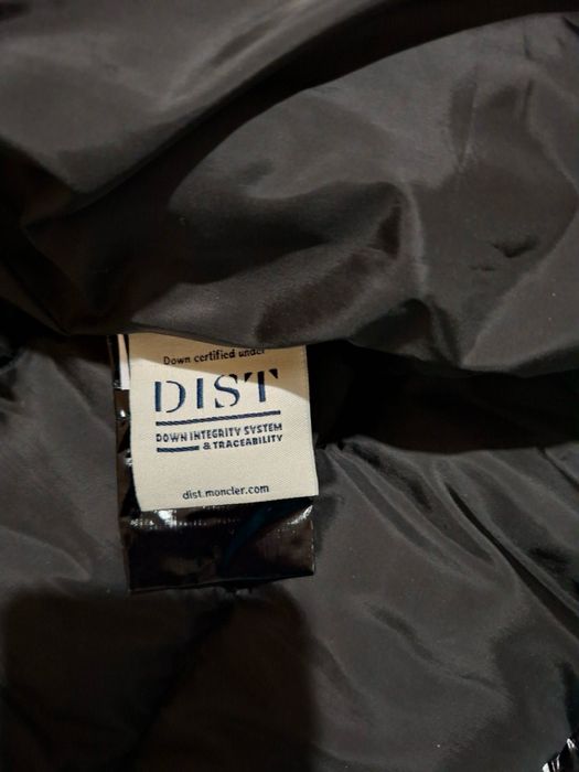 Продавам черно яке Монклер,размер L.