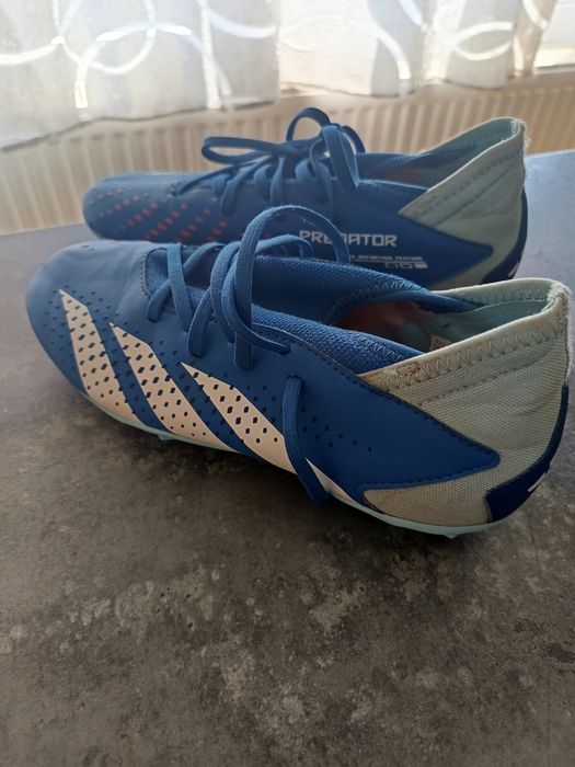 Vând adidas predator