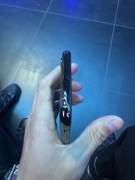 Iphone x srochna sotiladi