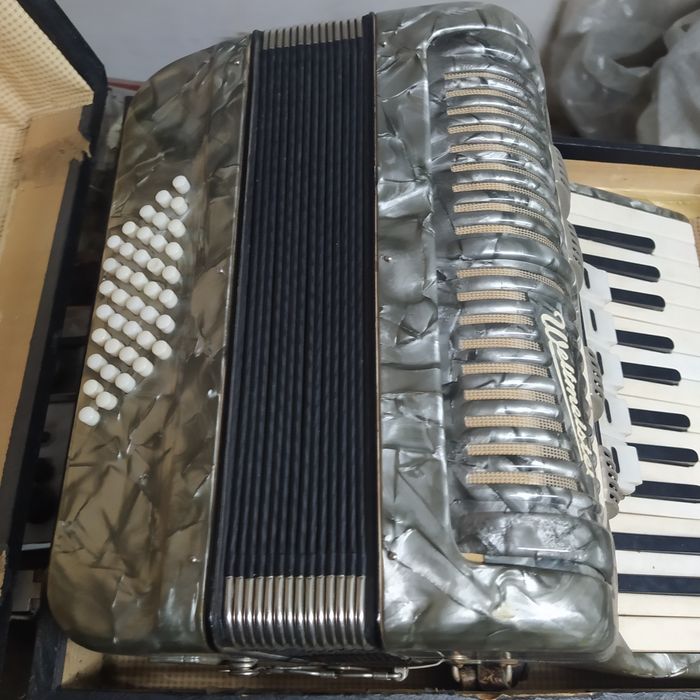 Продавам стар акордеон