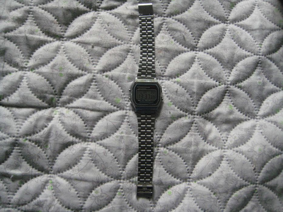 Продавам мъжки ръчен кварцов електронен часовник