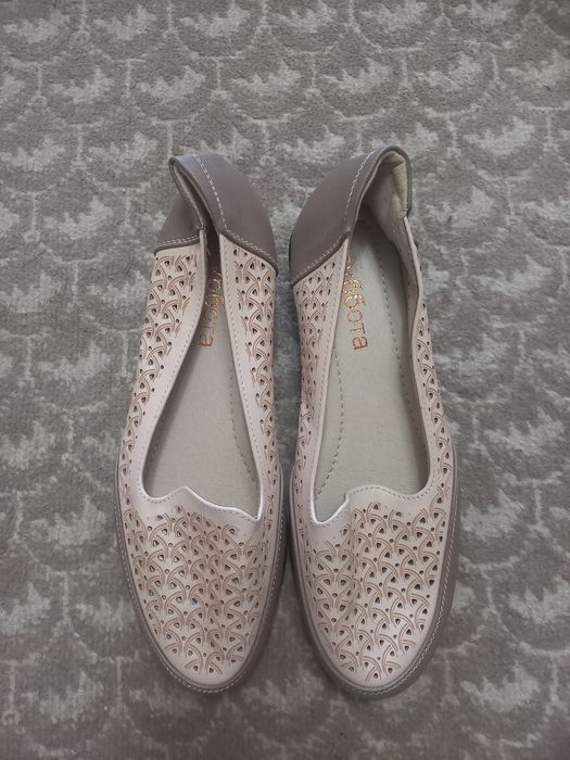 Ayollar yangi oyoq kiyimi sotiladi