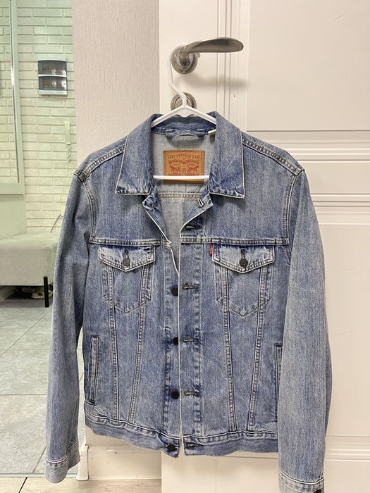 Мужская джинсовая куртка Levi’s и лонгслив поло Tommy Hilfiger