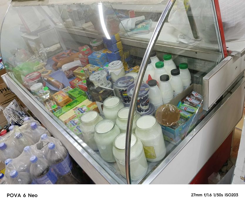 Vitrina xladilnik oziq ovqatga