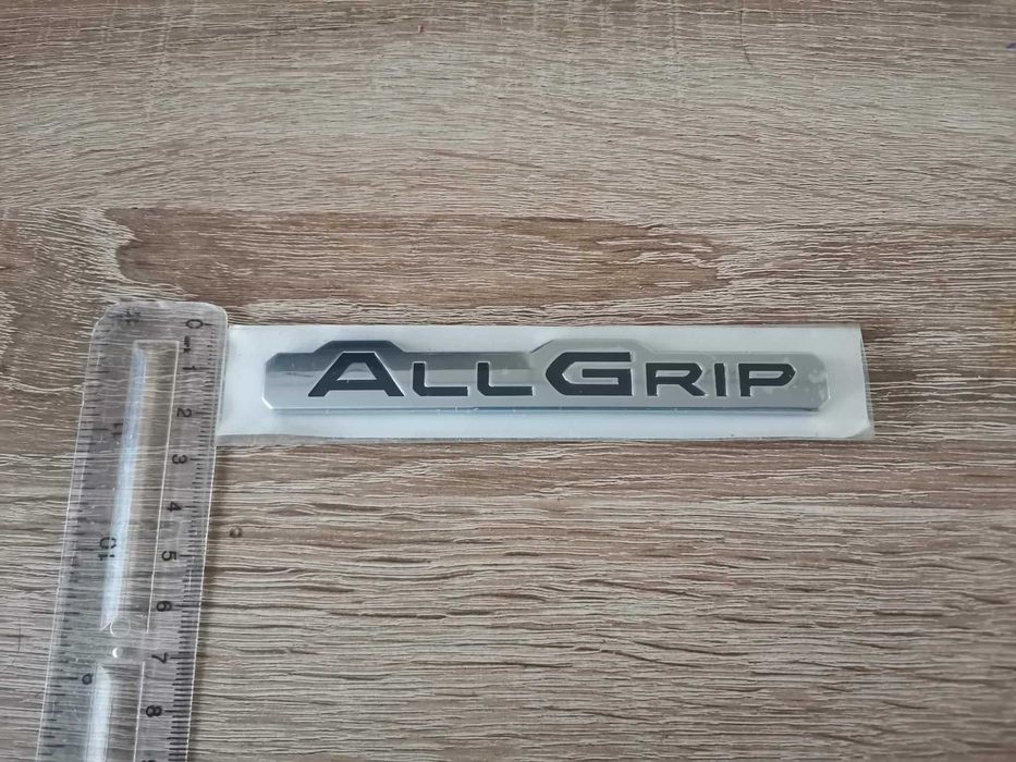сребриста емблема Suzuki AllGrip