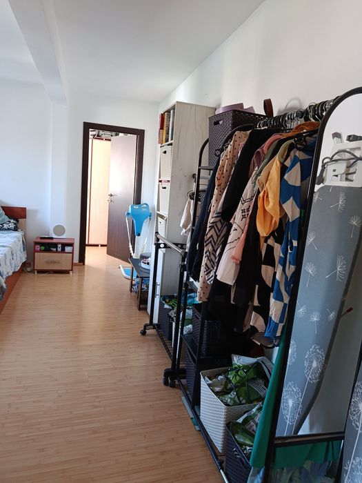 Închiriez apartament cu 2 camere