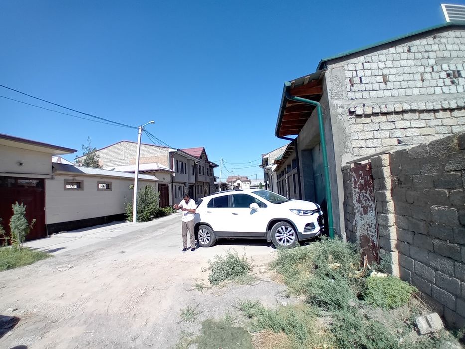 Olmazor tumani chuqursoyda fasati 21*20 ichkarisiga  4 sutu  sotipadi