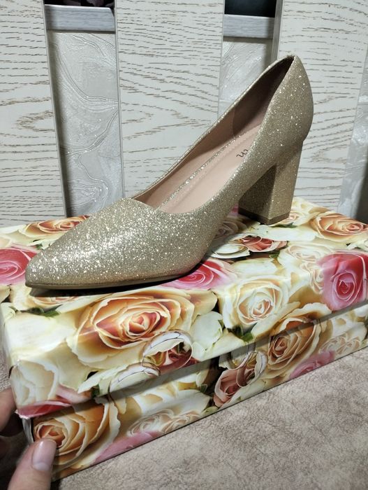 Продается туфли новые