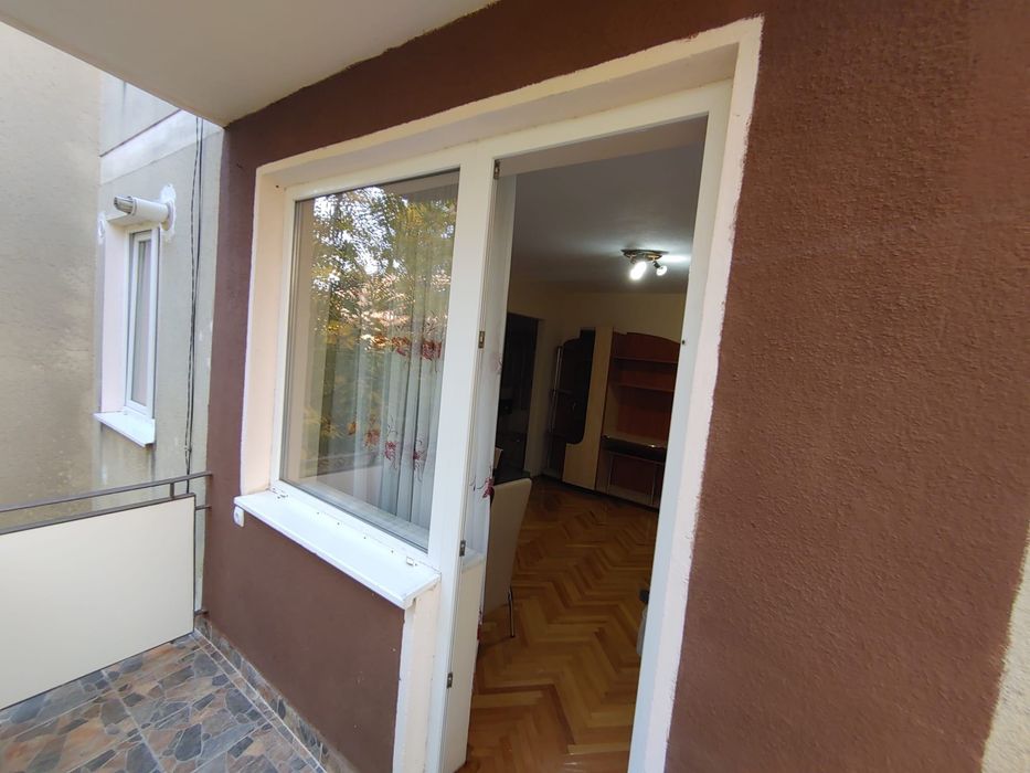 Apartament cu trei camere de închiriat