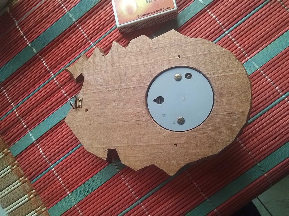 Немски   барометър в дървена основа.