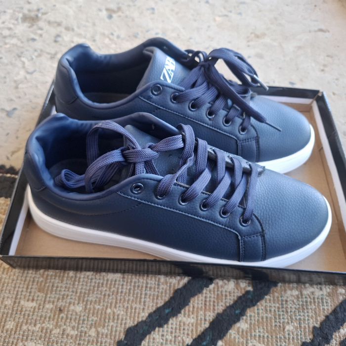 Аяқ киім сатылады