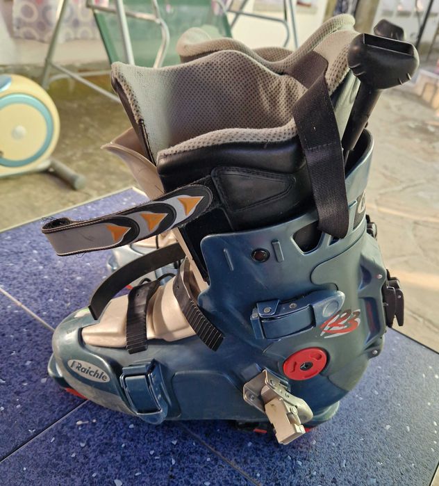 Скиорски обувки  ски и щеки