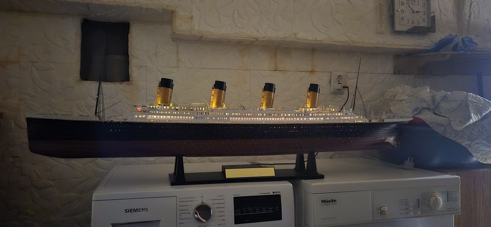 Продавам макет на Титаник мащаб 1:200, ръчно злобен изцяло.