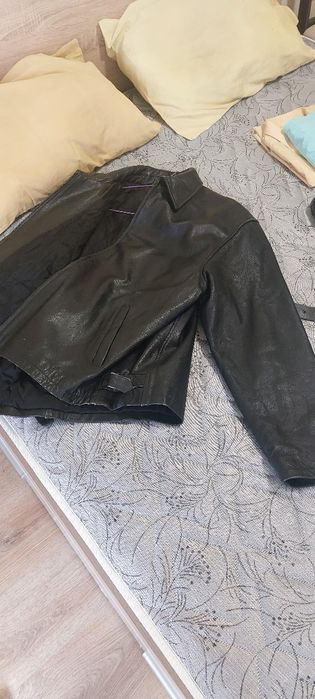 Продавам малко използвано , зимно дамско черно кожено яке