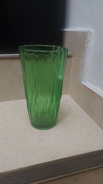 Зелено стъкло ваза 25 см.