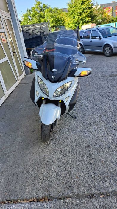 Suzuki Burgman 650 schimb cu scuter intre 125--400cc sau hala metalica
