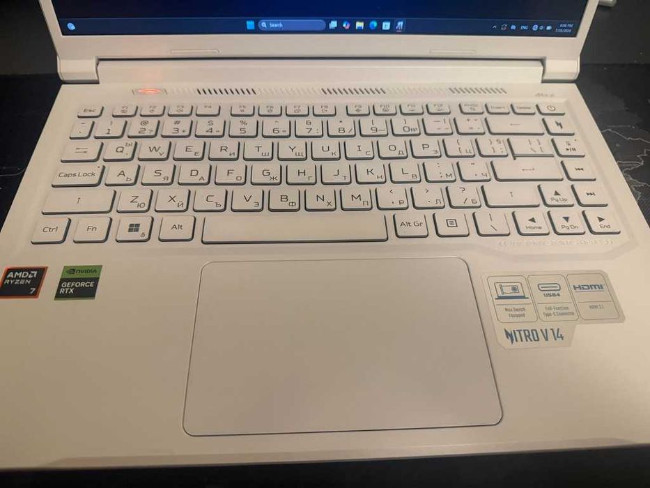 Геймърски лаптоп Acer Nitro V14 (Pearl White) – Ryzen 7 8845HS/32GB RAM/RTX 4050, в гаранция